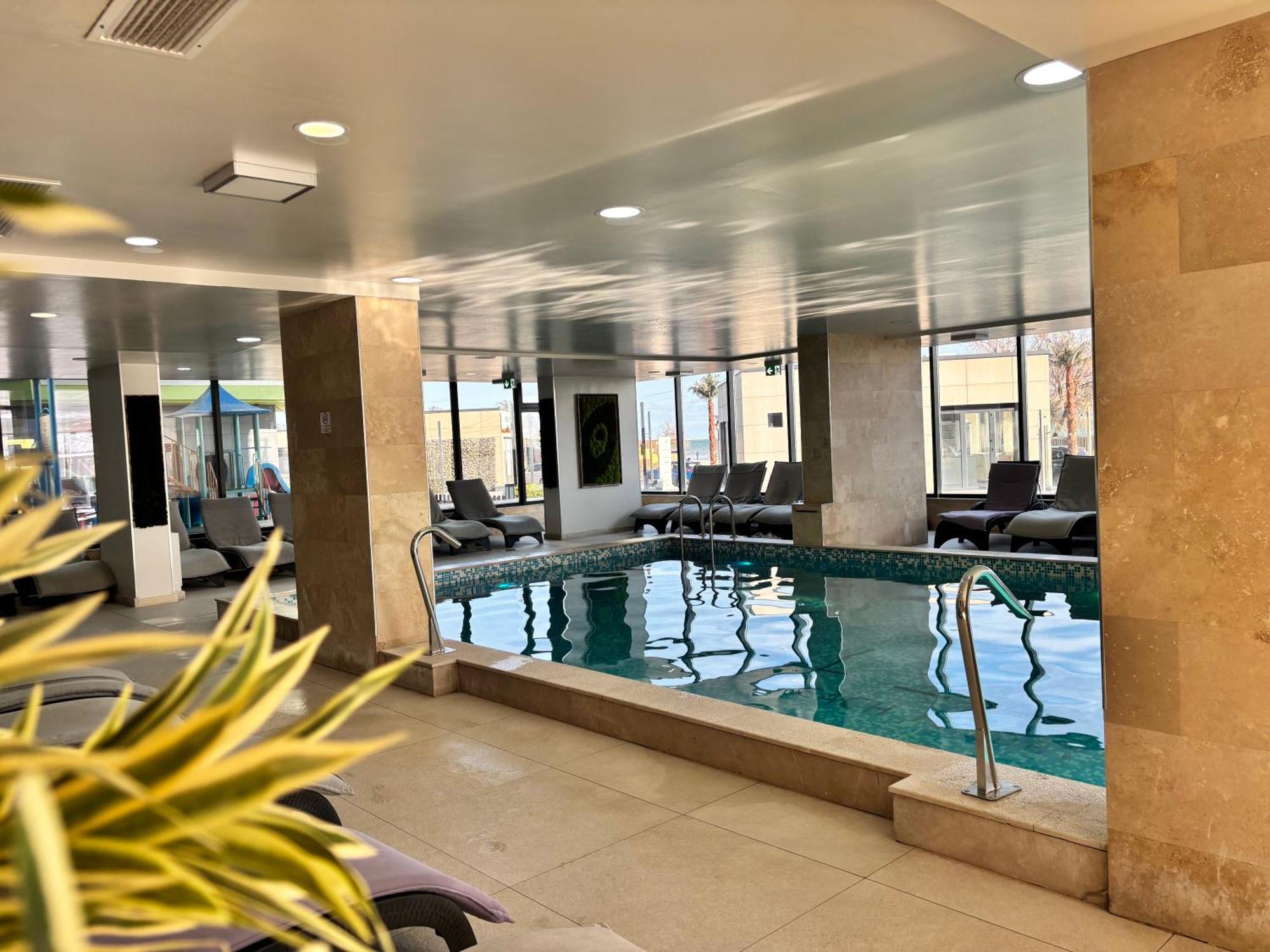 Purple Onyx - Pool & Spa Beach Resort Năvodari Екстериор снимка